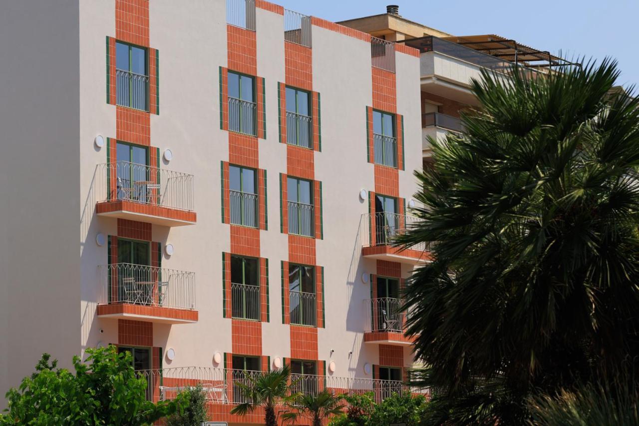 Terra Aurea Aparthotel Salou Exteriör bild